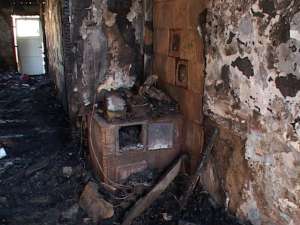 Ce a rămas în urma incendiului care a avut loc în noaptea de luni spre marţi, în satul Plopeni