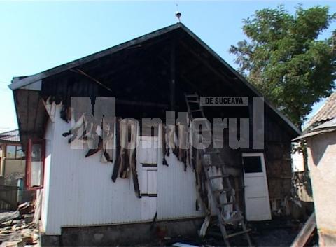 Ce a rămas în urma incendiului care a avut loc în noaptea de luni spre marţi, în satul Plopeni