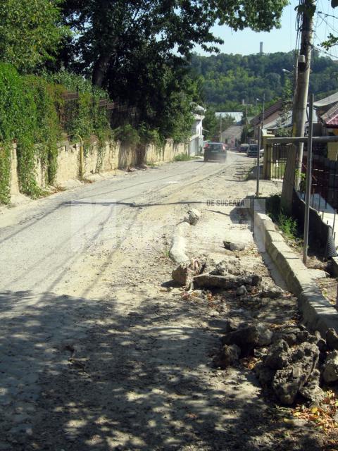 Strada Mirăuţi e circulabilă doar pe un sens de mers, restul fiind distrus de lucrarile ISPA