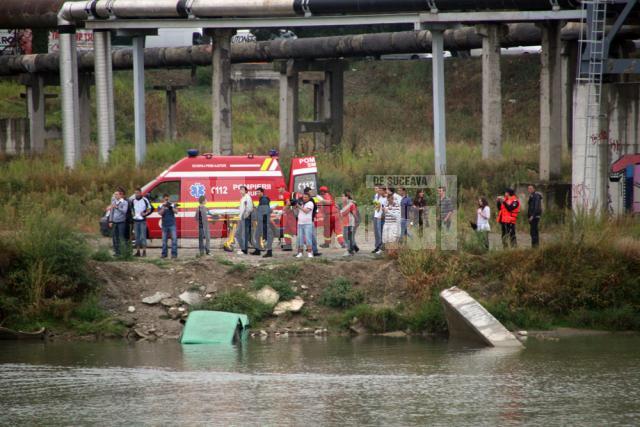 Intervenţie la maşina căzuta în râu de pe pod