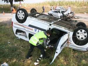 Un poliţist a murit, iar un altul e grav rănit la spital, după ce s-au răsturnat cu Logan-ul Poliţiei Rutiere