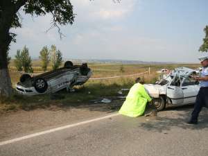 Un poliţist a murit, iar un altul e grav rănit la spital, după ce s-au răsturnat cu Logan-ul Poliţiei Rutiere