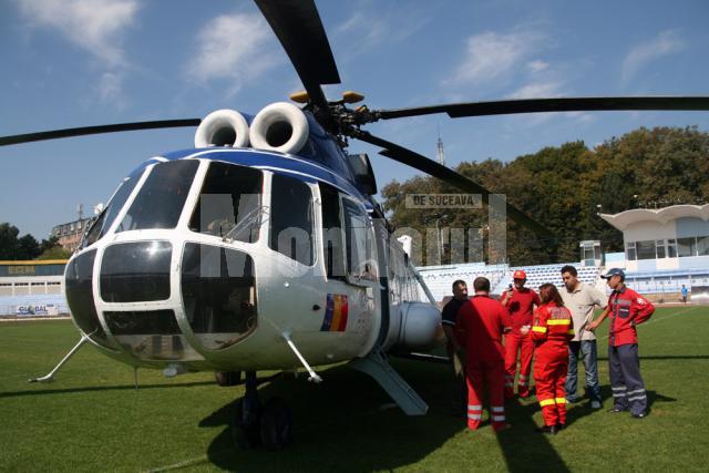 La cererea familiei, tânărul a fost transferat cu elicopterul la Spitalul Militar din Bucureşti