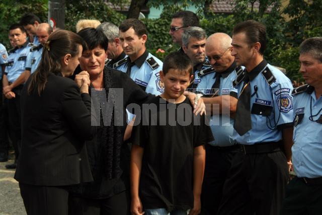 Văduva şi copii lui Niculai Costeniuc, în mijlocul colegilor veniţi la înmormantare