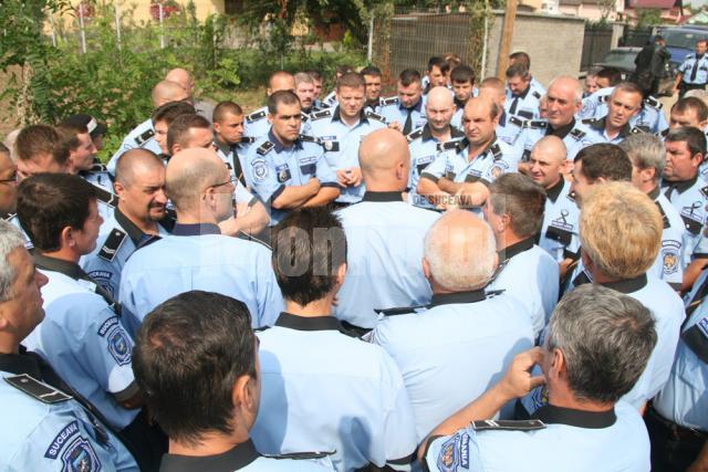 Politiştii locali veniţi să-şi petreacă colegul pe ultimul drum