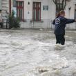 Cartierul Iţcani, inundat după o deversare, scăpată de sub control, a barajului Lipoveni