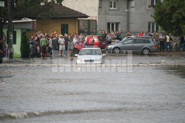 Cartierul Iţcani, inundat după o deversare, scăpată de sub control, a barajului Lipoveni