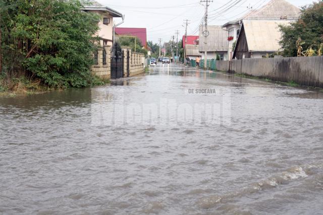 Deversarea aşa-zis controlată a inundat străzile din Iţcani