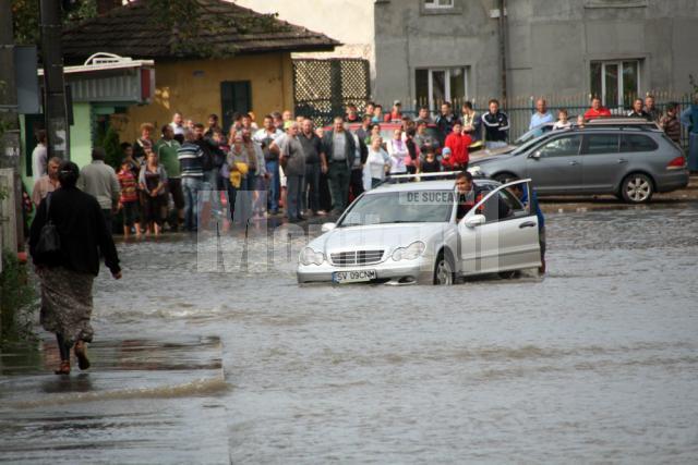 Apele au inundat strada Gheorghe Doja