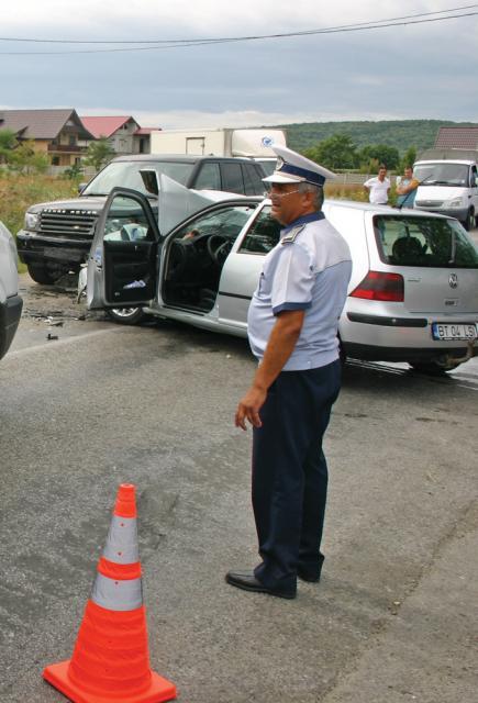 Autoturismul VW a fost proiectat pe contrasens, lovind frontal Range Rover-ul în care se aflau Jeni Mandachi şi soţul său. Foto: Monitorul de Botoşani