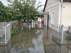 35 de case, inundate cu apele deversate de la barajul Lipoveni