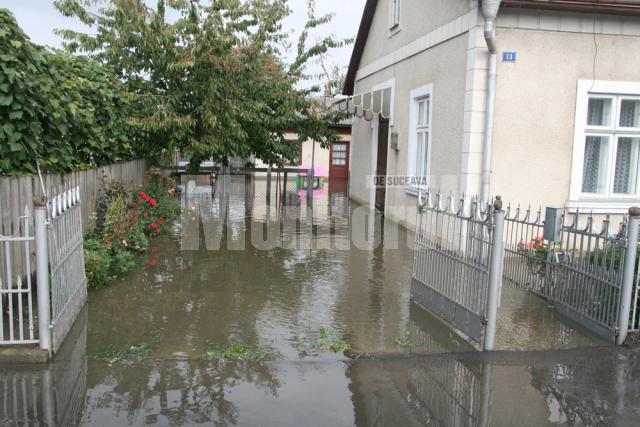 35 de case, inundate cu apele deversate de la barajul Lipoveni