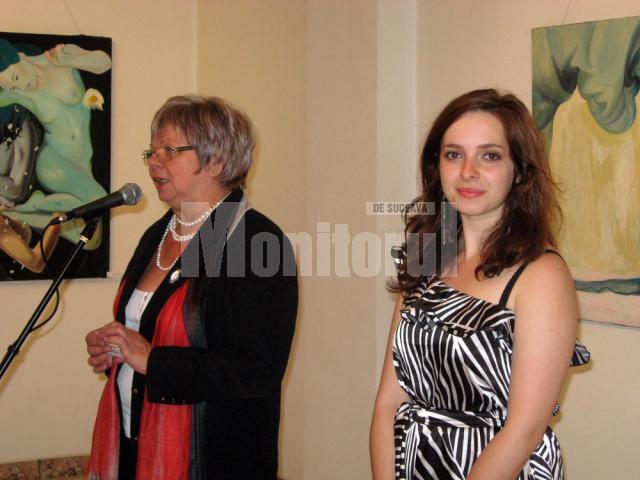Elvira Romaniuc, directorul muzeului din Gura Humorului, şi Oana-Cristina Bedrulea