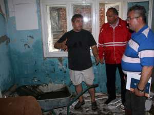 Adrian Gherasim îi arată primarului Ion Lungu ce s-a ales din casa lui