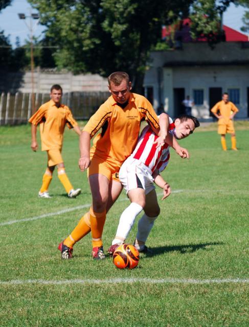 Şomuz Fălticeni şi Flacăra Roşie Udeşti au oferit un meci cu şapte goluri. Foto: Codrin Anton