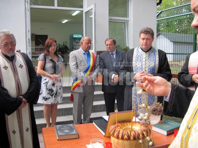 Primarul Aurel Olărean şi preşedintele CJ Suceava, Gheorghe Flutur, inaugurând lucrările de modernizare a Parcului Zoologic din municipiul Rădăuţi
