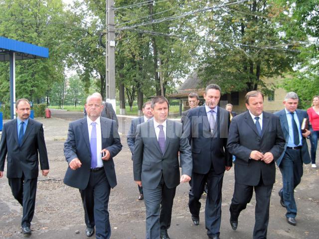 În vizita de ieri, Traian Igaş a fost însoţit de Gheorghe Flutur, preşedintele CJ Suceava, prefectul Sorin Arcadie Popescu şi primarul Rădăuţiului, Aurel Olărean