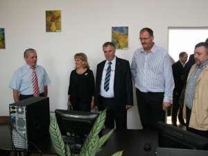 Ministrul Comunicaţiilor a inaugurat laboratorul de Informatică de la şcoala din Ipoteşti