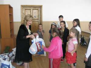 Deputatul PD-L de Suceava Sanda-Maria Ardeleanu a oferit pachete cu alimente şi dulciuri unui număr de 15 copii din Iţcani