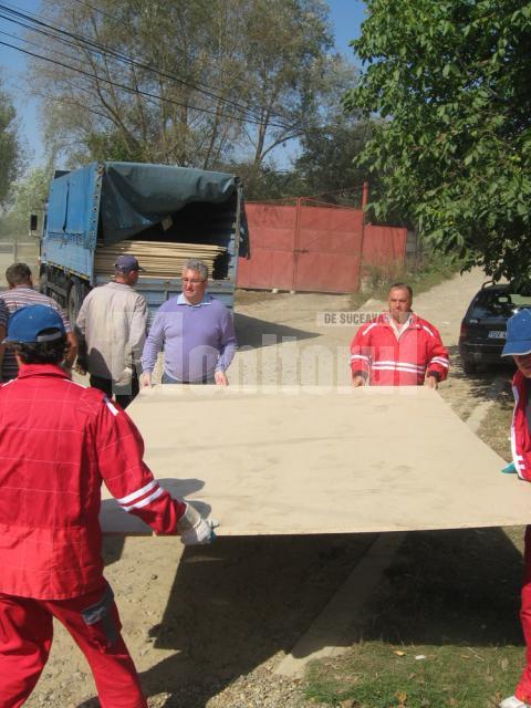Primarul Ion Lungu a ajutat la descărcarea materialelor de construcţii oferite sinistraţilor