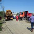 Primarul Ion Lungu a ajutat la descărcarea materialelor de construcţii oferite sinistraţilor