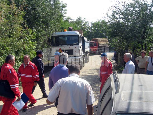 Convoiul cu ajutoare pentru familiile inundate de deversarea de apă de la barajul Lipoveni