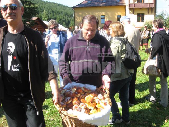 Gheorghe Flutur i-a servit pe turişti cu plăcinte