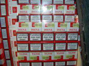 7.650 de pachete de ţigări de contrabandă au fost găsite ascunse într-un compartiment special al unei autoutilitare oprite în trafic