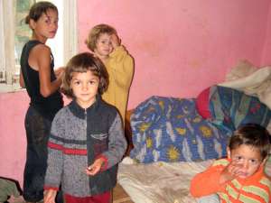 Cei mai mici copii ai familiei Florescu: Estera, în vârstă de 3 ani, David, de 5 ani, Tabita, de 6 ani şi Maria, de 12 ani