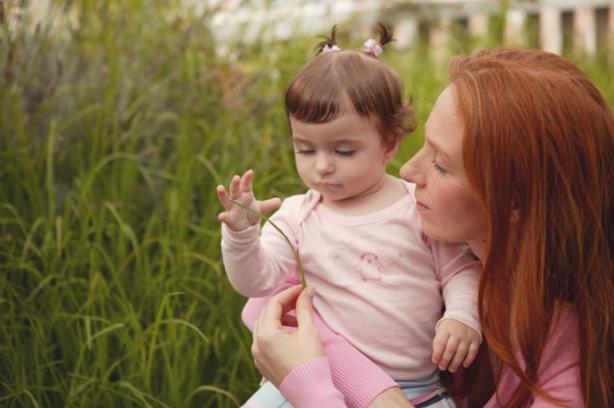 Foarte rar, cuplurile de români aleg adopţia pentru a oferi copilului şansa la o familie