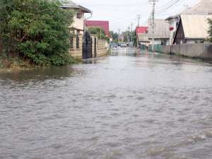 Deversarea aşa-zis controlată a inundat strazi şi case din Itcani