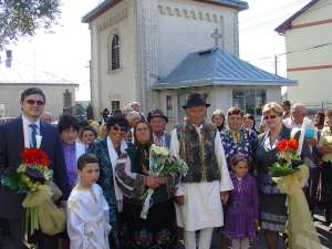 Cătălina şi Ionuţ Vartic au cununat la nunta de aur 11 cupluri din Stroieşti