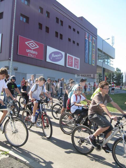 Un convoi neobişnuit, de biciclişti, rolleri şi pietoni, a mărşăluit ieri pe străzile Sucevei