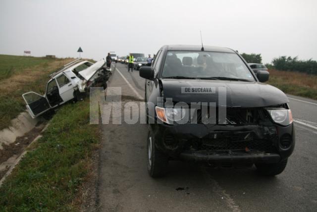 Şocul impactului a aruncat Dacia în afara drumului