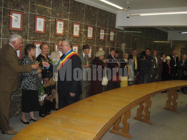 Primarul Ion Lungu a ciocnit cu sărbătoriţii o cupă de şampanie