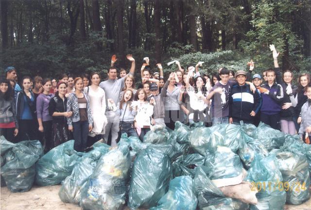 Tineri din întreg judeţul s-au mobilizat la cea mai mare acţiune de ecologizare