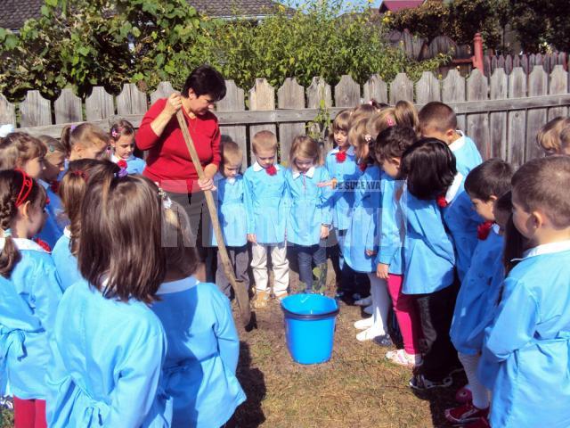 Copiii de la Grădiniţa „Lizuca” au plantat copaci, pentru a marca ENO Tree Planting Day