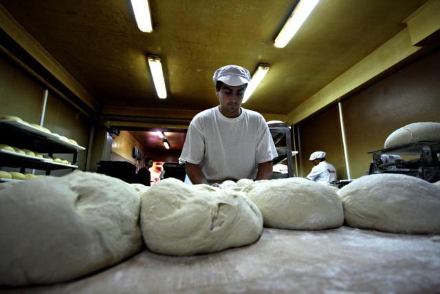 Zece la sută dintre firmele controlate de ANPC nu au respectat gramajele la pâine. Foto: MediaFax