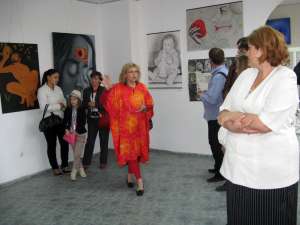 Artista plastică Bogdana Raşcu prezentând expoziţia