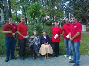 Tinerii din UNPR au sărbătorit persoanele vârstnice în Parcul Central din Suceava