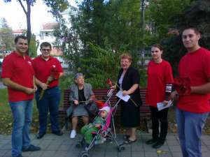 Tinerii din UNPR Suceava au sărbătorit ziua persoanelor vârstnice în parcul central din Suceava