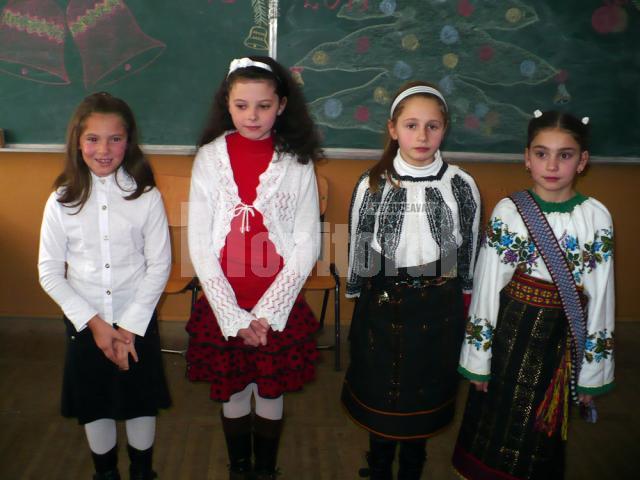Amintiri din timpul şcolii cu Angelica (în mijloc)