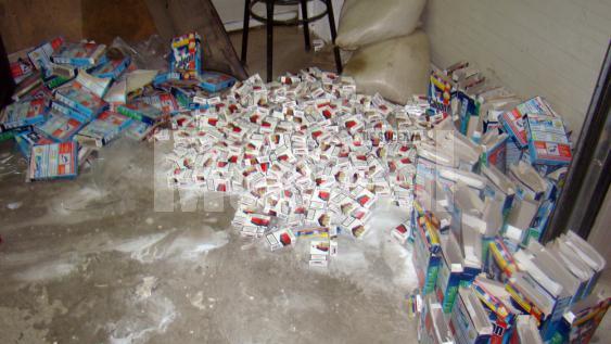 Trei sute de pachete de ţigări marca Viceroy erau ascunse în cutii de detergent