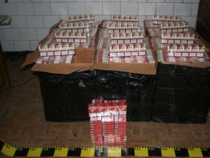 În maşina fugarului au fost găsite 9.970 de pachete de ţigări, în valoare de 90.000 de lei