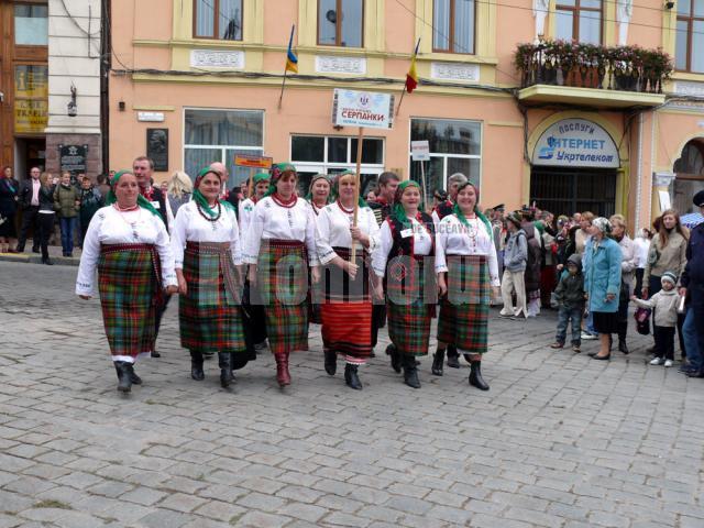 Grupul „Piatra Şoimului” din Câmpulung, unul dintre cele patru ansambluri au reprezentat România la “Întâlniri bucovinene”
