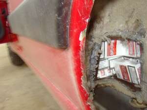 Într-un locaş special amenajat în podea au fost descoperite 520 de pachete de ţigări marca Monte Carlo