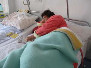 Bolnavii se îmbracă cu haine groase sau capoate peste pijamale şi se învelesc cu două paturi