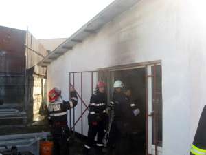 Pompierii au intervenit doar pentru degajarea fumului din interior, focul fiind stins de angajaţi