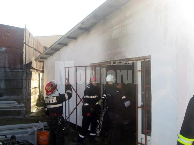 Pompierii au intervenit doar pentru degajarea fumului din interior, focul fiind stins de angajaţi