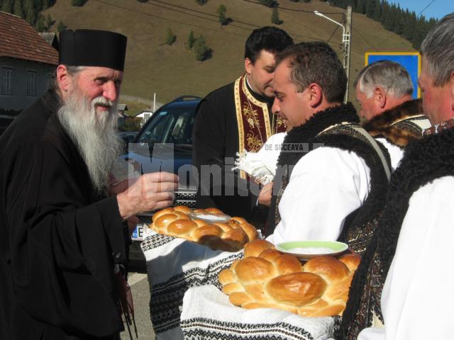 ÎPS Pimen întâmpinat la Valea Putnei cu pâine şi sare